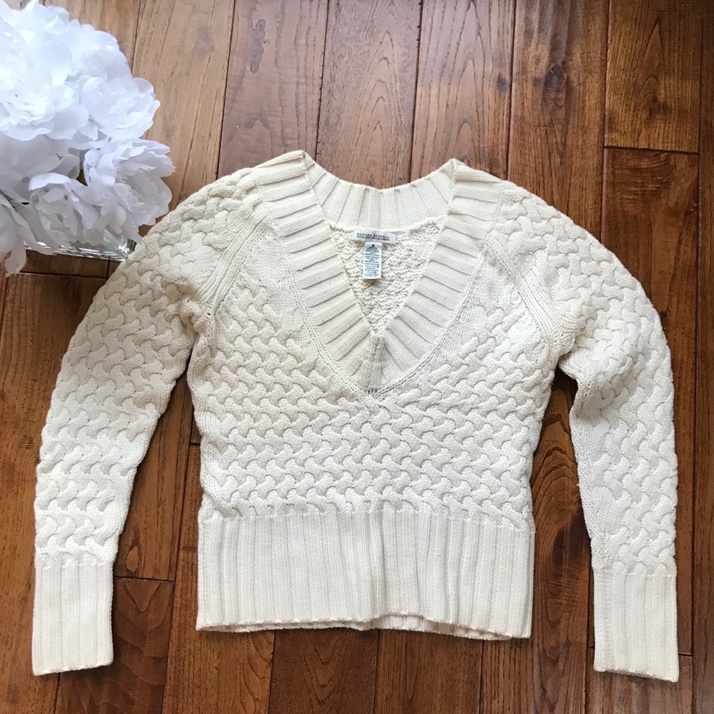 Banana Republic v neck cable sweater